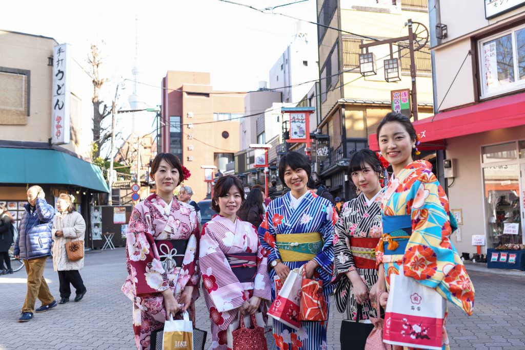 สาวๆ ญี่ปุ่นใส่ชุดกิโมโนเดินเล่นกันที่วัดเซ็นโซจิ