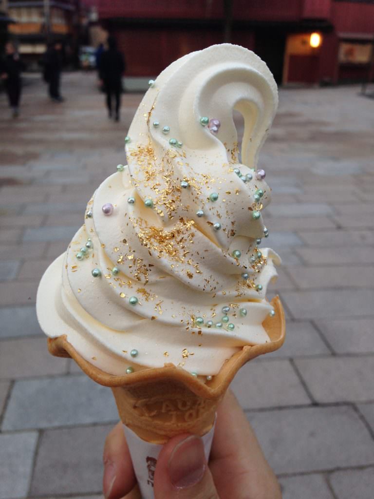 ไอศกรีมที่เสริมท็อปปิ้งด้วยทองคำเปลว ในย่านเมืองเก่า Higashi Chaya District
