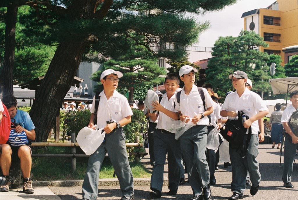 หนุ่มน้อยมาทัศนศึกษาที่เมืองโบราณของทาคายาม่า (Takayama Jinya)