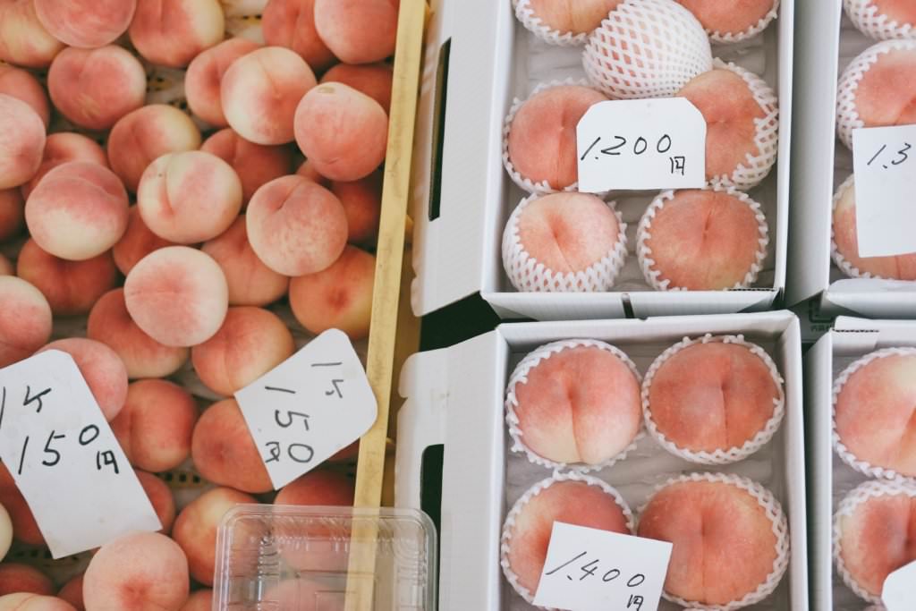 ลูกพีชสดใหม่ หวานฉ่ำ ของตลาดเช้าจินยะมาเอะ