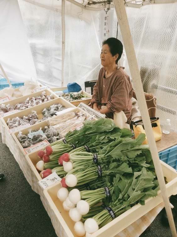 คุณป้าร้านขายผักที่ตลาดเช้ามิยากาว่า