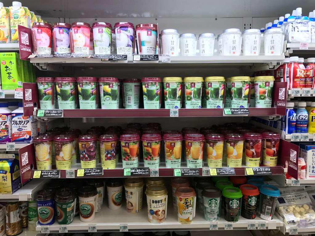 น้ำผลไม้ ชา กาแฟ ที่ขายอยู่ในร้าน Lawson โลโก้กระป๋องนมสีขาว ในญี่ปุ่น