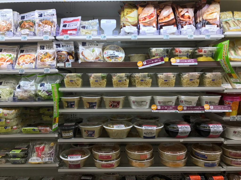 อาหารสะดวกซื้อ ที่ขายในร้าน Lawson โลโก้กระป๋องนมสีขาว ในญี่ปุ่น