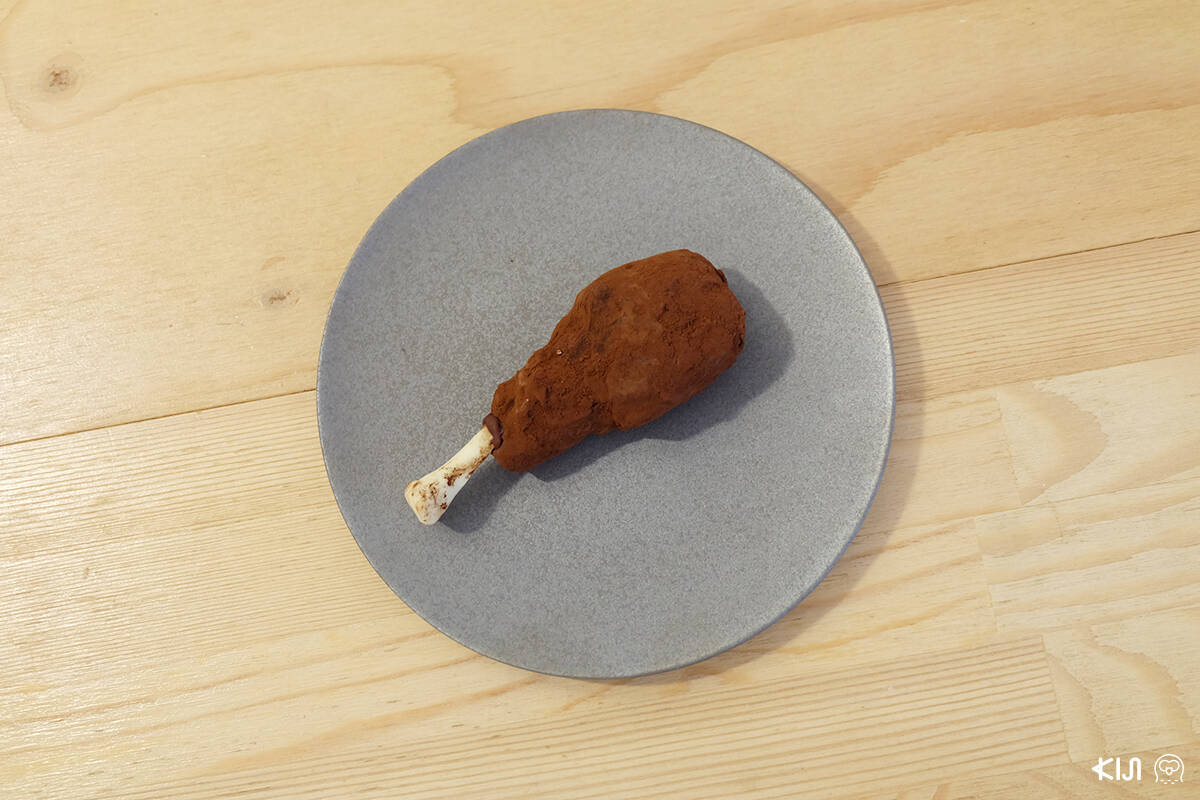 ช็อกโกแลตรูปน่องไก่ที่แอบผสม hazelnut และ ผลไม้แห้ง ของร้าน ARTICHOKE CHOCOLATE