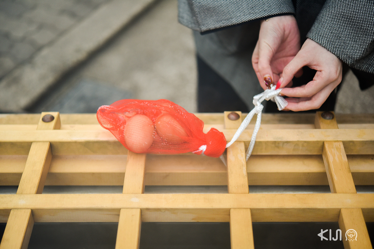 ด้านล่างจุดชมวิวเมือง คิโนะซากิ มีจุดให้ต้มไข่จากน้ำพุร้อนจี๋
