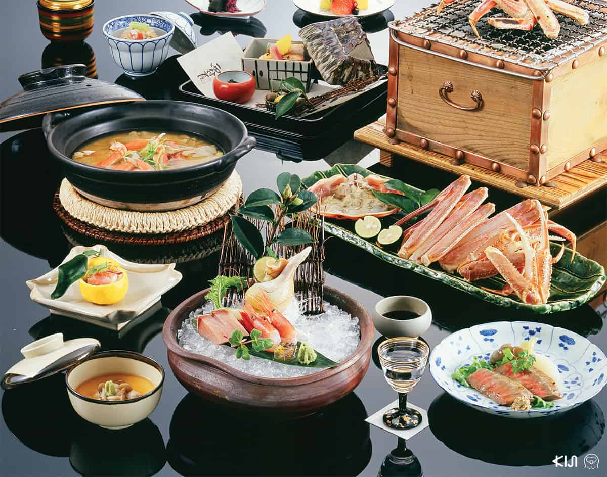 อาหารของที่พัก Nishimuraya ที่ยกมาเสิร์ฟแบบจัดเต็ม