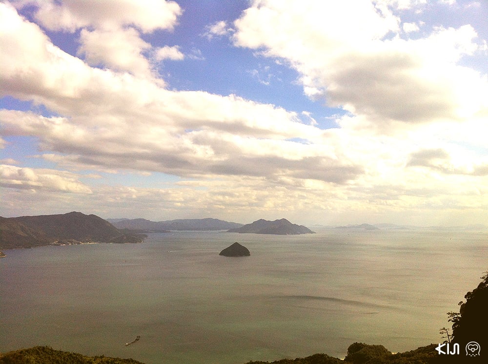 มองลงไปด้านล่างจากยอดเขามิเซ็น จะเห็นน้ำทะเลสีครามที่ราบเรียบของทะเลเซโตะ (Seto Inland Sea)