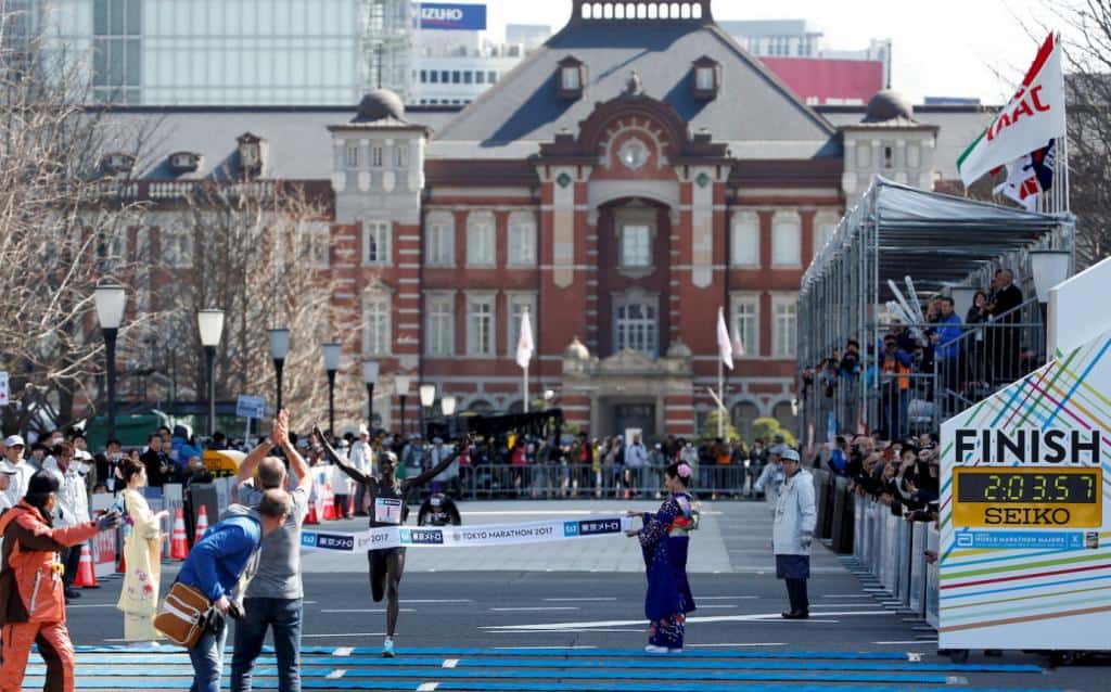 ก่อนจะเข้าเส้นชัยที่ Tokyo Station/Gyoko-dori ในภาพคือ Wilson Kipsang ชาวเคนยา แชมป์เมื่อปีที่แล้ว ใช้เวลาทั้งสิ้น 2:03:58