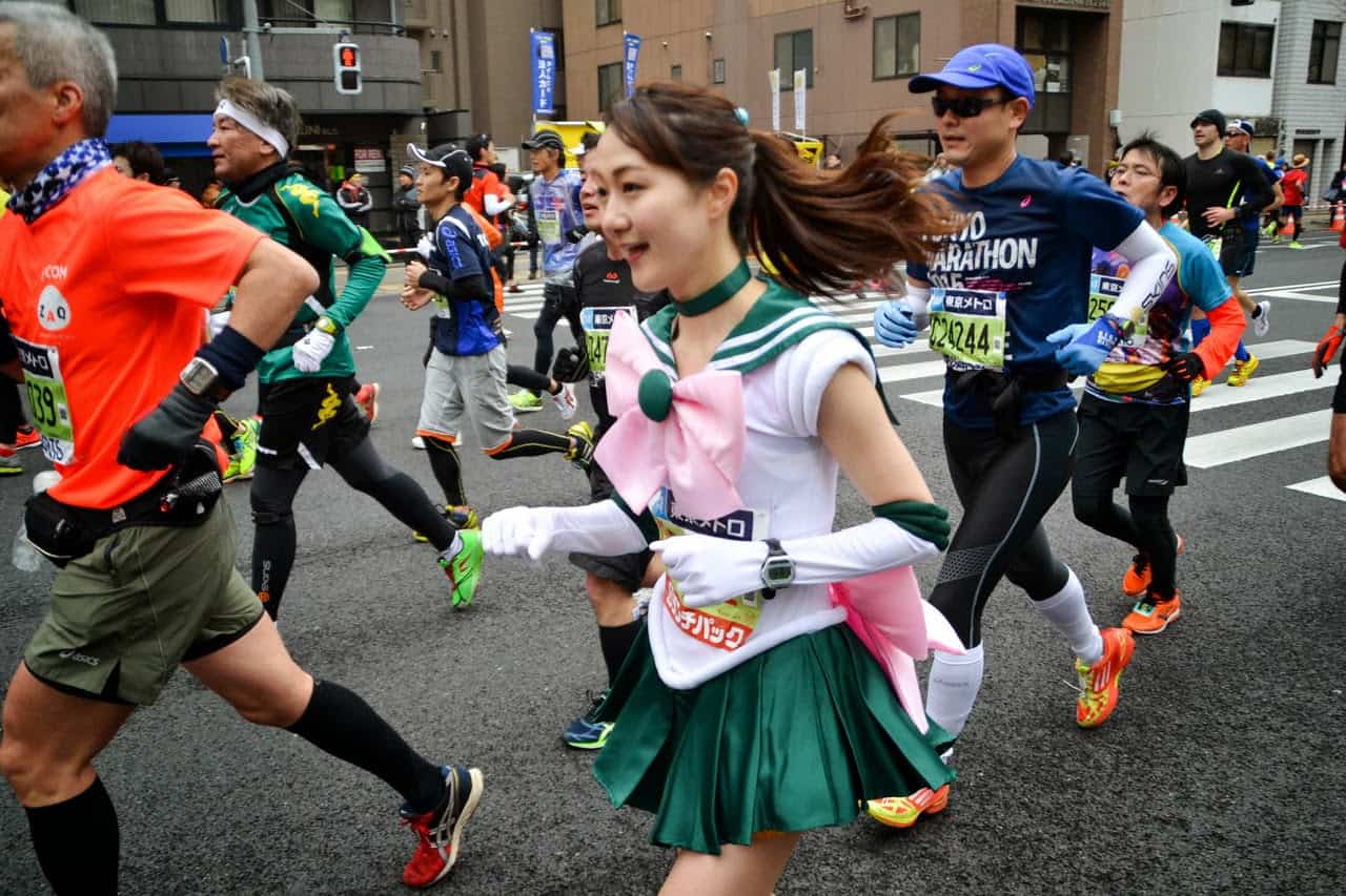 ผู้เข้าร่วมกิจกรรมแต่งตัวเป็นเซเลอร์เนปจูน ในงาน Tokyo Marathon