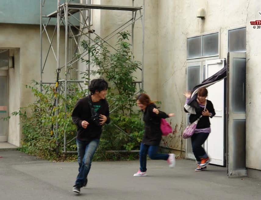 ผู้คนที่หลุดออกมาจากเขาวงกตที่ โรงพยาบาลผีสิงในสวนสนุก Fuji-Q Highland ได้นั้น ต่างก็วิ่งหนีเอาตัวรอดออกมากันแบบสุดชีวิต