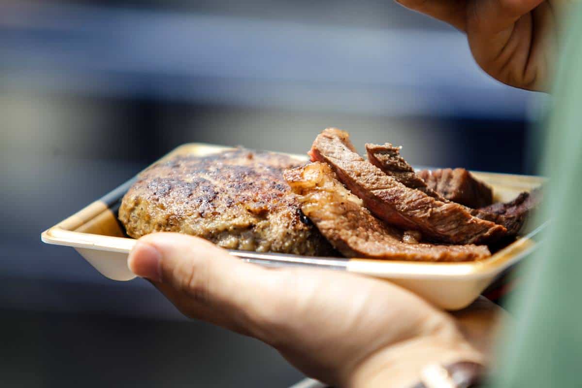 เนื้อวัวแสนอร่อย จากร้านค้าภายในงานเทศกาล Nikufes