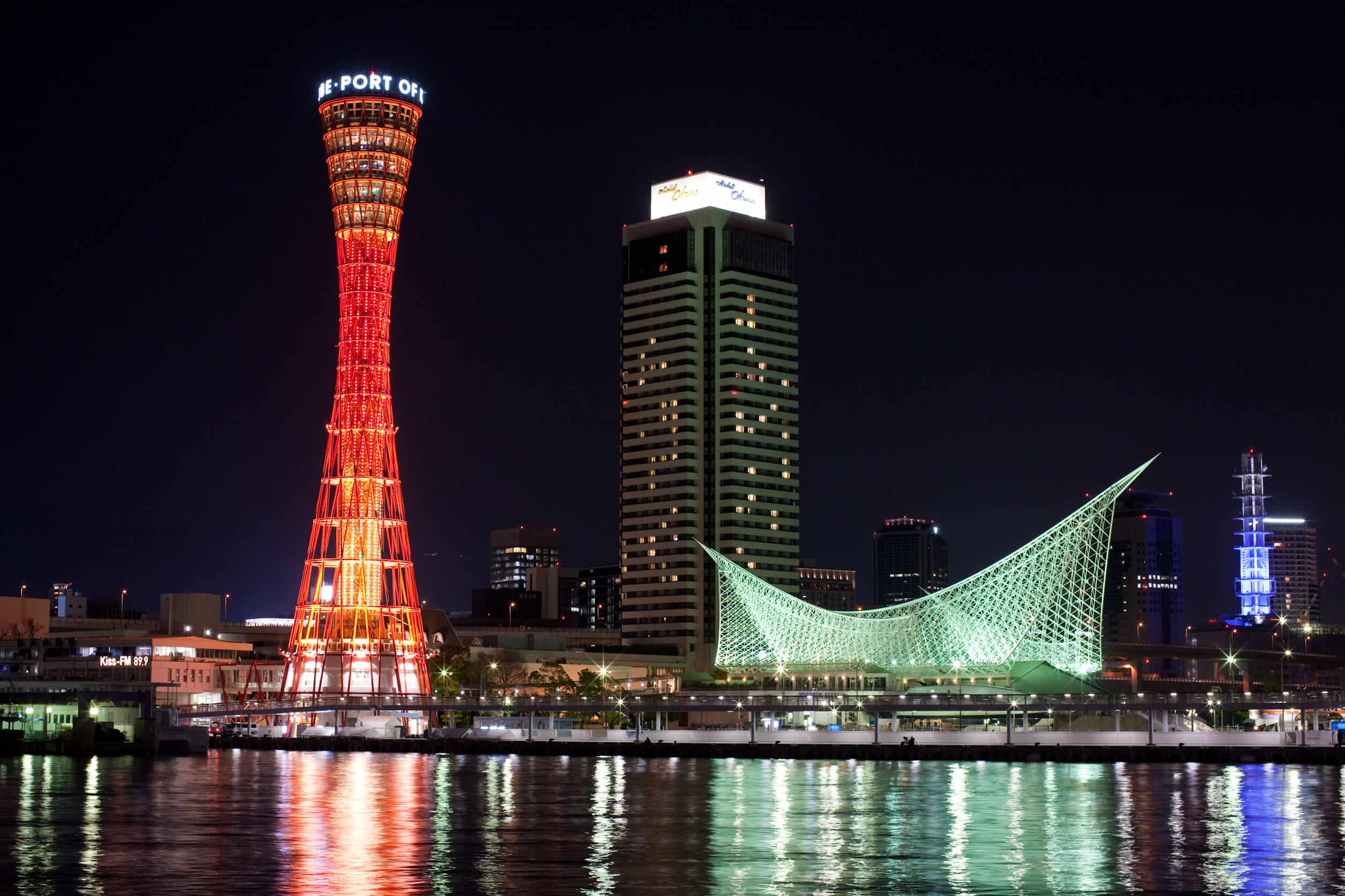 Kobe Port Tower สีแดงสะดุดตายามราตรี