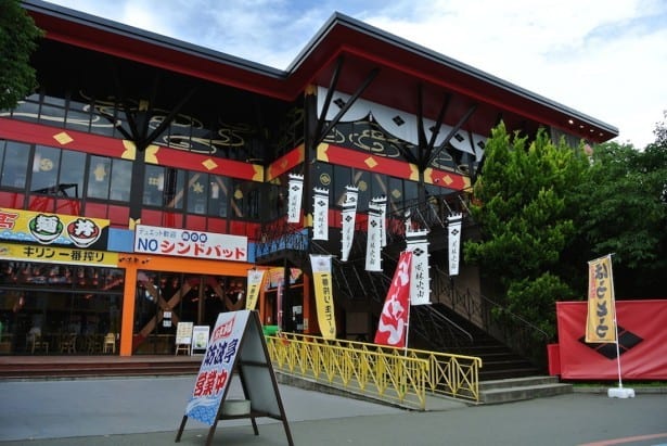 ร้านอาหารภายในฟูจิคิวไฮแลนด์ที่ตกแต่งในธีมตระกูลทาเคดะ ซึ่งเป็นตระกูลนักรบที่มีชื่อเสียงในประวัติศาสตร์ญี่ปุ่นสมัยเซงโงกุ (Sengoku)