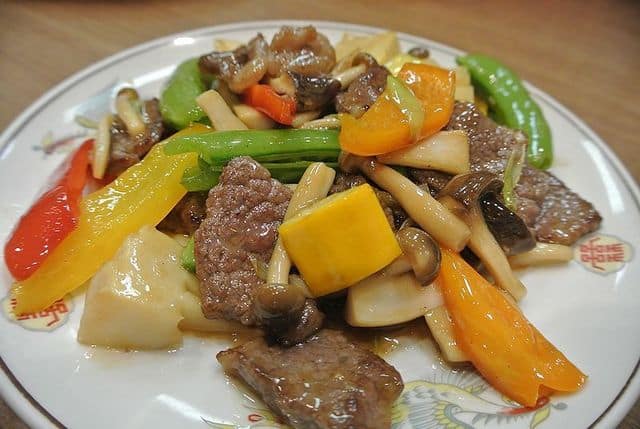 ร้าน Minsei Cantonese Restaurant (民生 廣東料理店) : ผัดผักตามฤดูกาลกับเนื้อโกเบ (จานเล็ก) ราคา 2,500 เยน