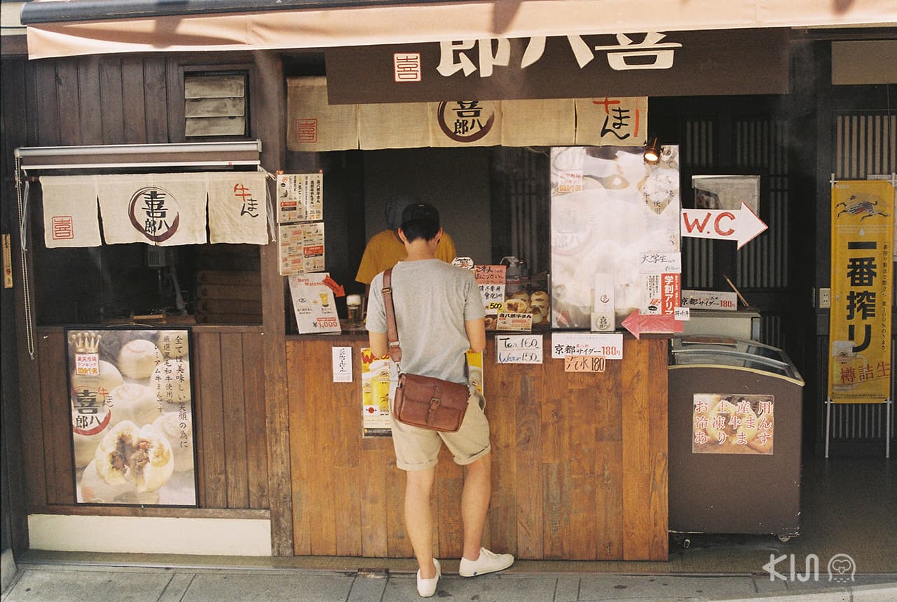 ร้านขายอาหารระหว่างทางเดินไปวัด Kiyomizu-dera