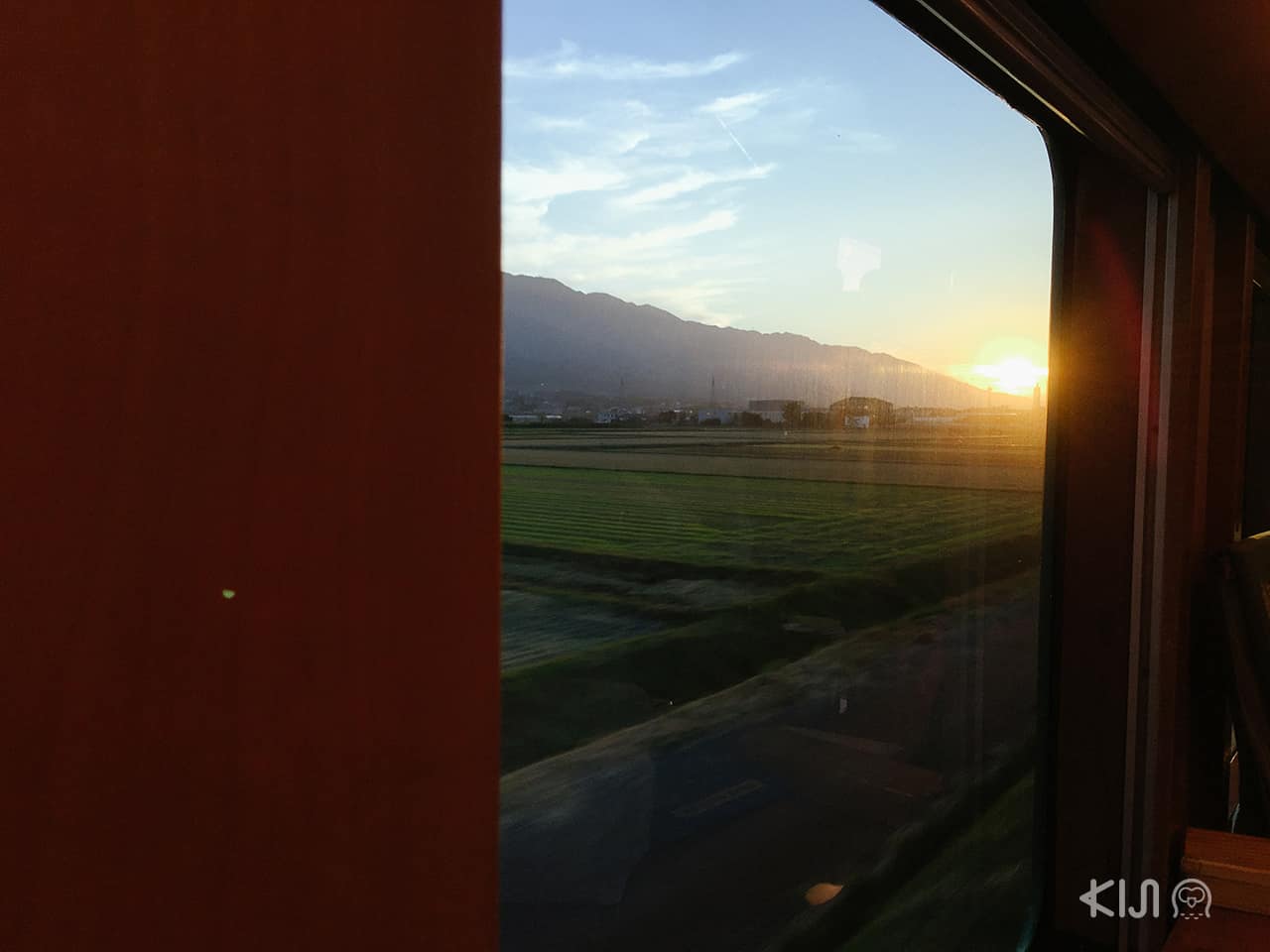 รถไฟ Yufuin No Mori สวยๆ กับวิวข้างทางที่สวยๆ 