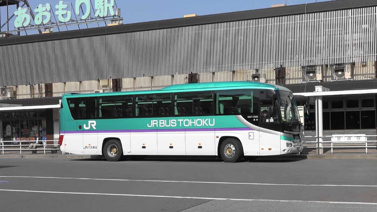 JR Bus Tohoku สีเขียวอมฟ้า คันที่สามารถนั่งไปจนถึงลำธารโออิราเสะได้
