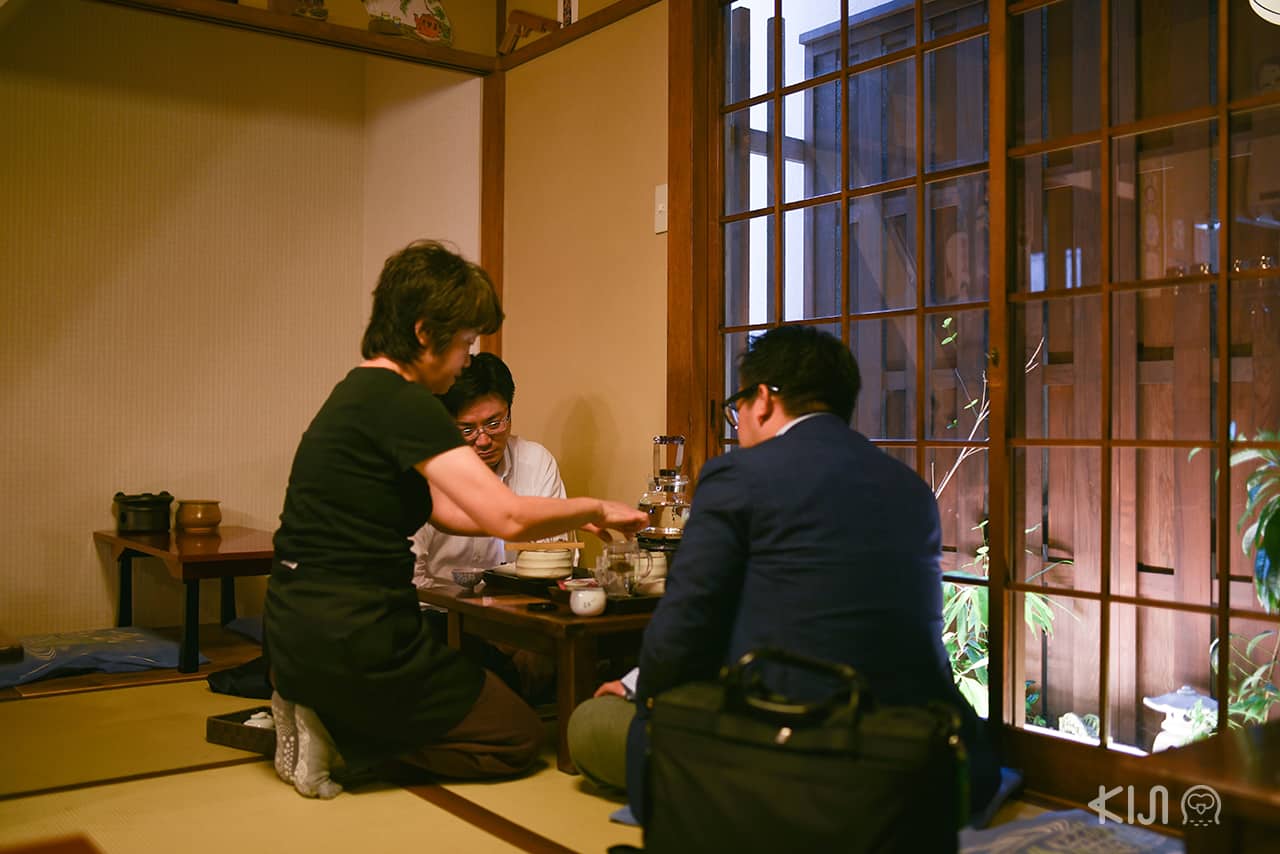 บรรยากาศด้านในร้านชา Garakucha ย่าน Nakazakicho ในโอซาก้า