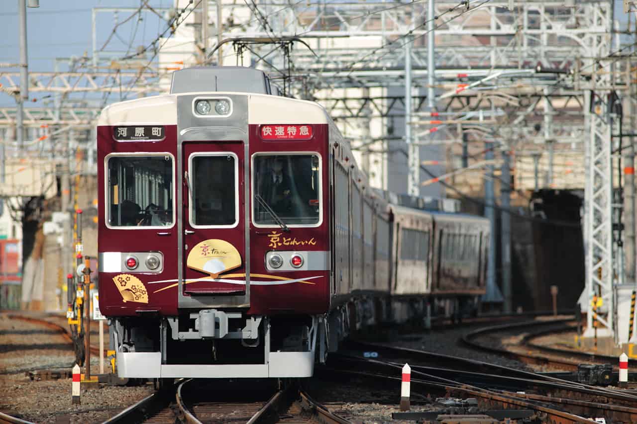 รถไฟ Kyo Train ขึ้นได้โดยใช้บัตร Hankyu Tourisit Pass มายังอาราชิยาม่า (Arashiyama) ในเกียวโต 