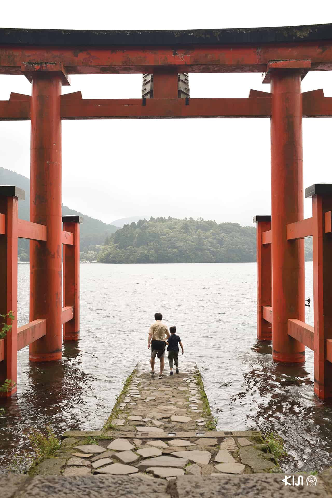 Hakone Shrine เสาโทริอิสีแดงสดขนาดใหญ่ตั้งอยู่ในทะเลสาบอาชิ (Lake Ashi)