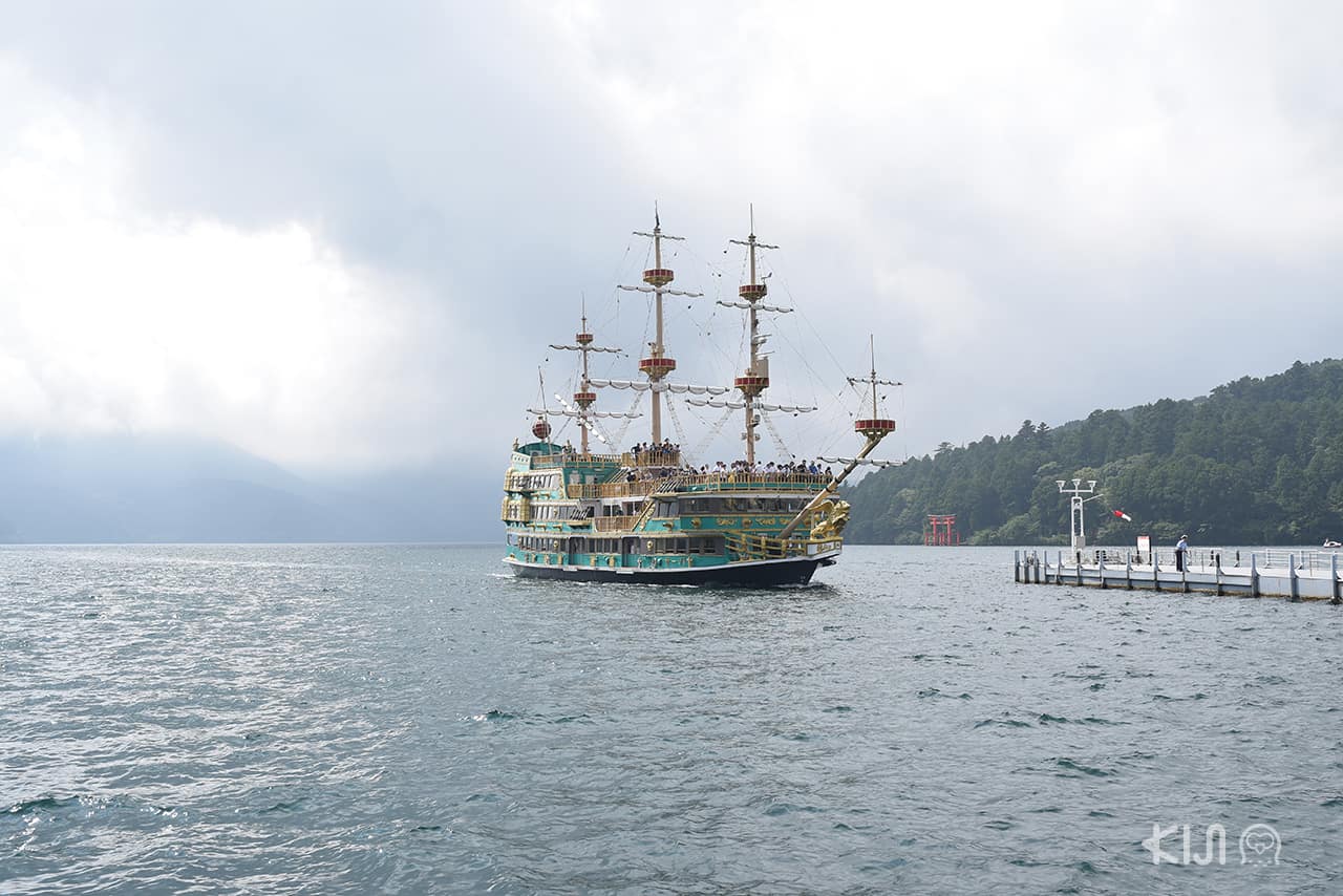 Hakone Sightseeing Cruise เรือนำเที่ยวชมวิวรอบทะเลสาบขนาดใหญ่ให้บริการระหว่างท่าเรือ Motohakone และ Togendai