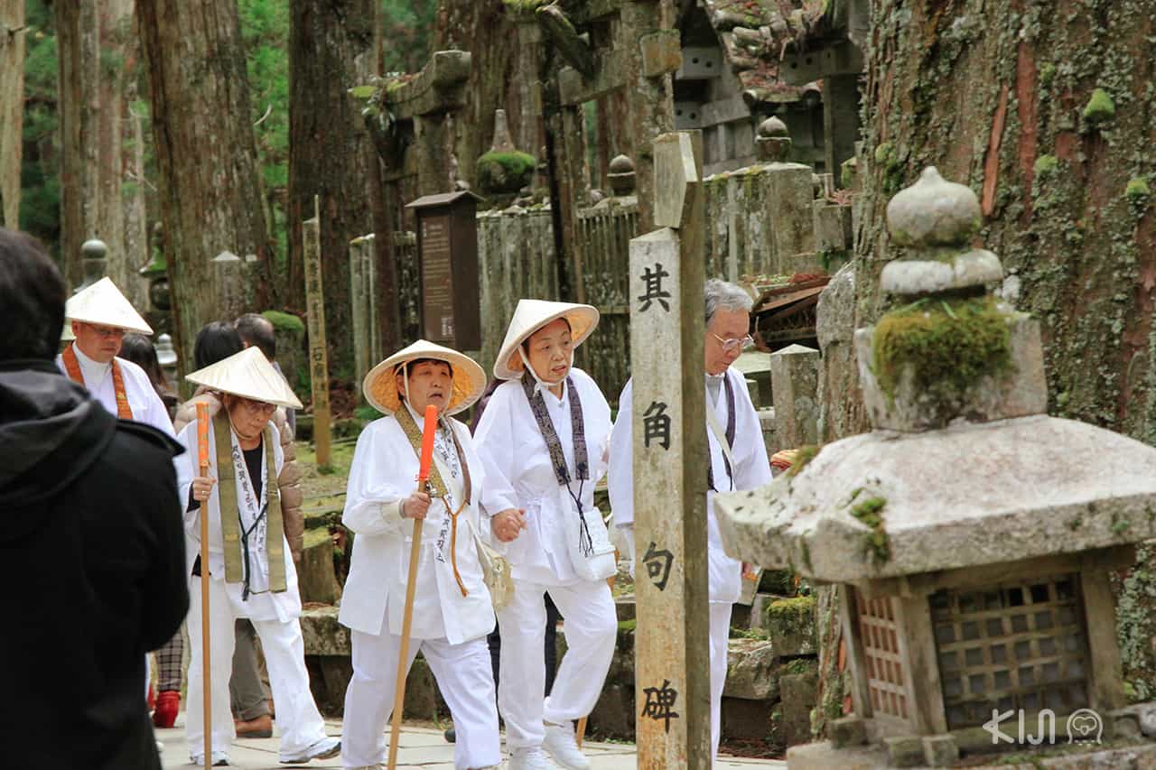 กลุ่มคนชุดขาวเดินแสวงบุญที่ วากายามะ (Wagayama)