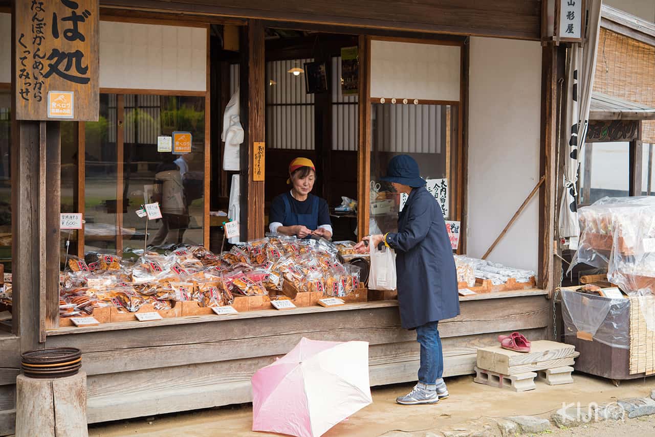 ร้านขายของที่ระลึกที่ Ouchi Juku ไอสึวากามัตสึ (Aizu-Wakamatsu)