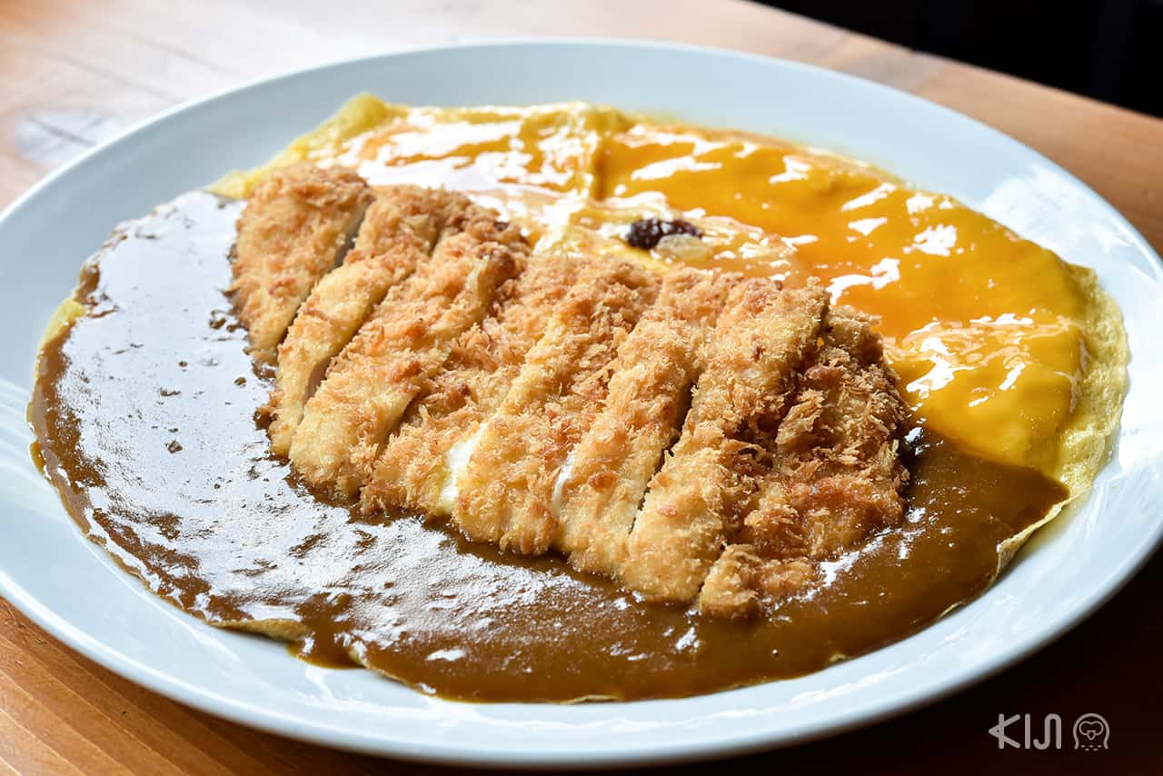 ข้าว แกงกะหรี่ หน้าหมูทอดมอซซาเรลล่าชีสบวกด้วยออมเล็ตลาวา ร้าน Aoringo Japanese Curry Place