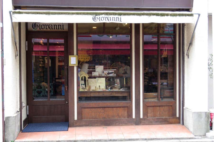Giovanni, Stationary shop
