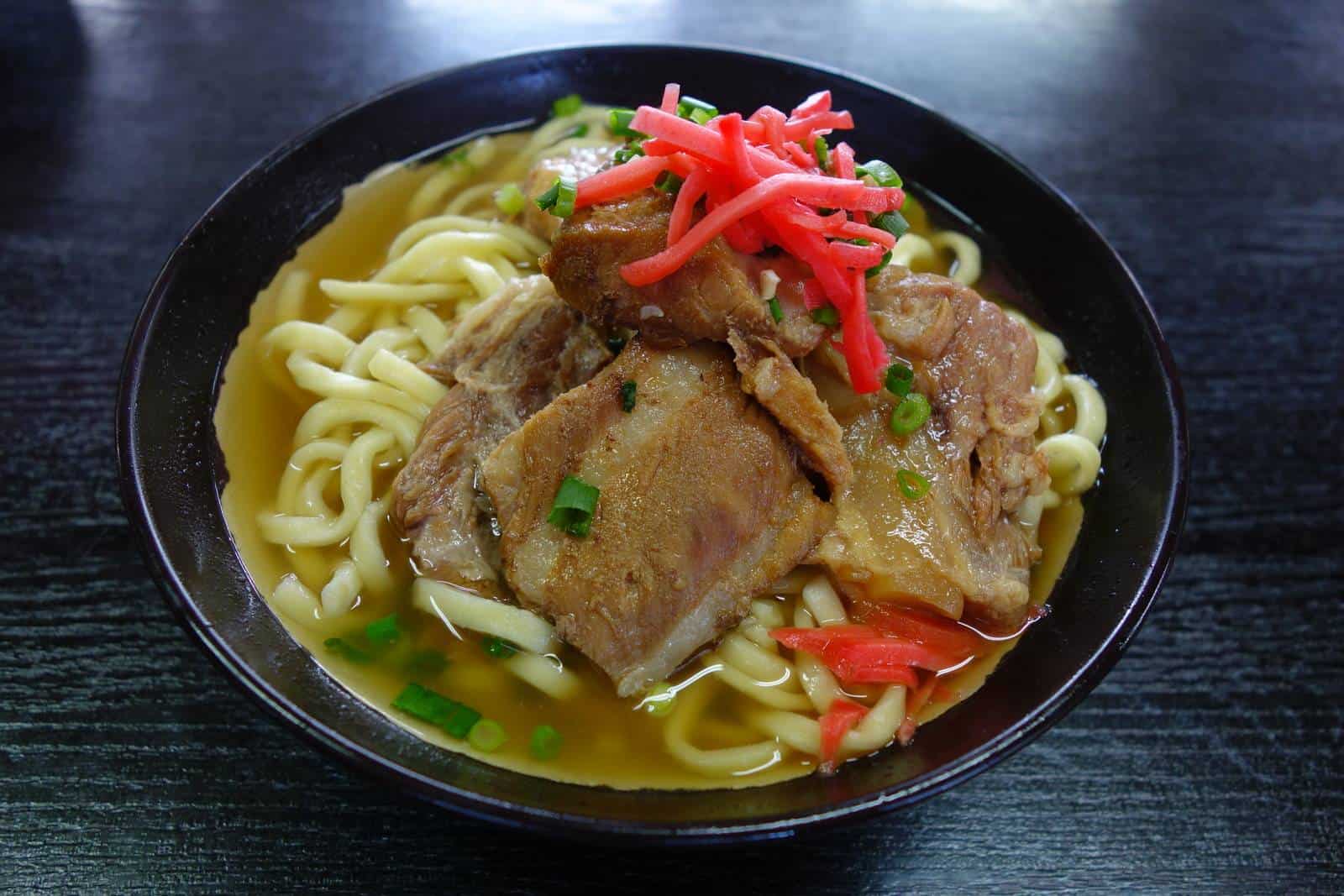 อาหารโอกินาว่า : กังโซะโซกิโซบะ (Ganso Soki Soba)