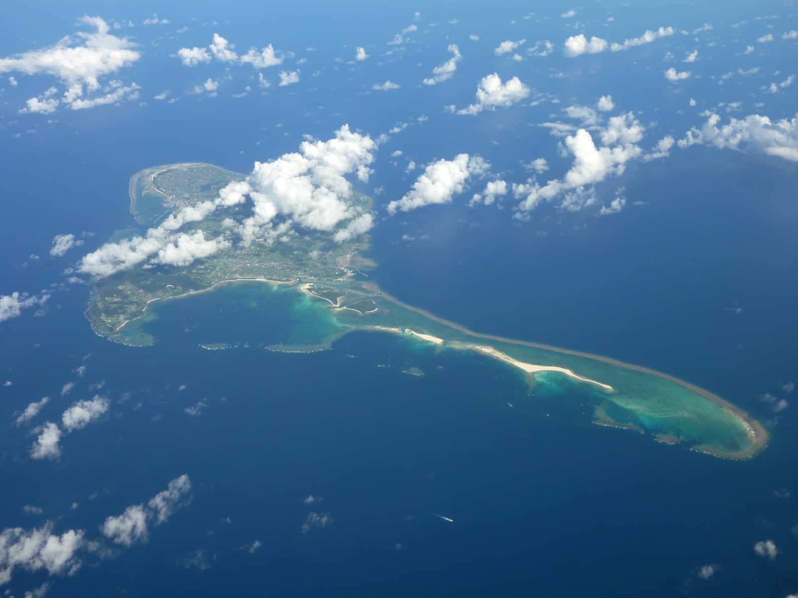 เกาะคุเมะซึ่งอยู่ทางทิศตะวันตกของเกาะโอกินาว่า (Okinawa Main Island)