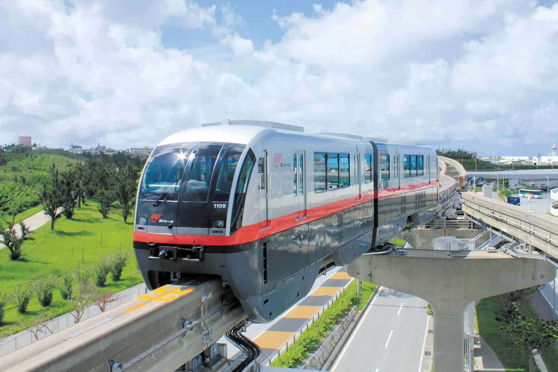 การเดินทางภายในเมืองนาฮะบนเกาะโอกินาว่า (Okinawa Honto) สามารถใช้รถรางยูอิเรล (Yui Rail)