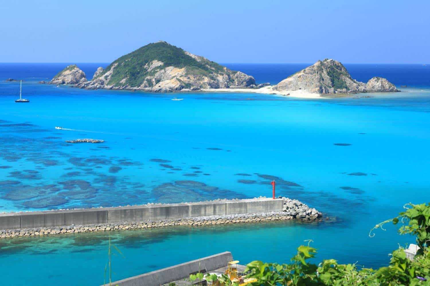 เกาะโทกาชิกิ ซึ่งมีชื่อเสียงเรื่องน้ำทะเลสีเครามะบลู (Kerama Blue)