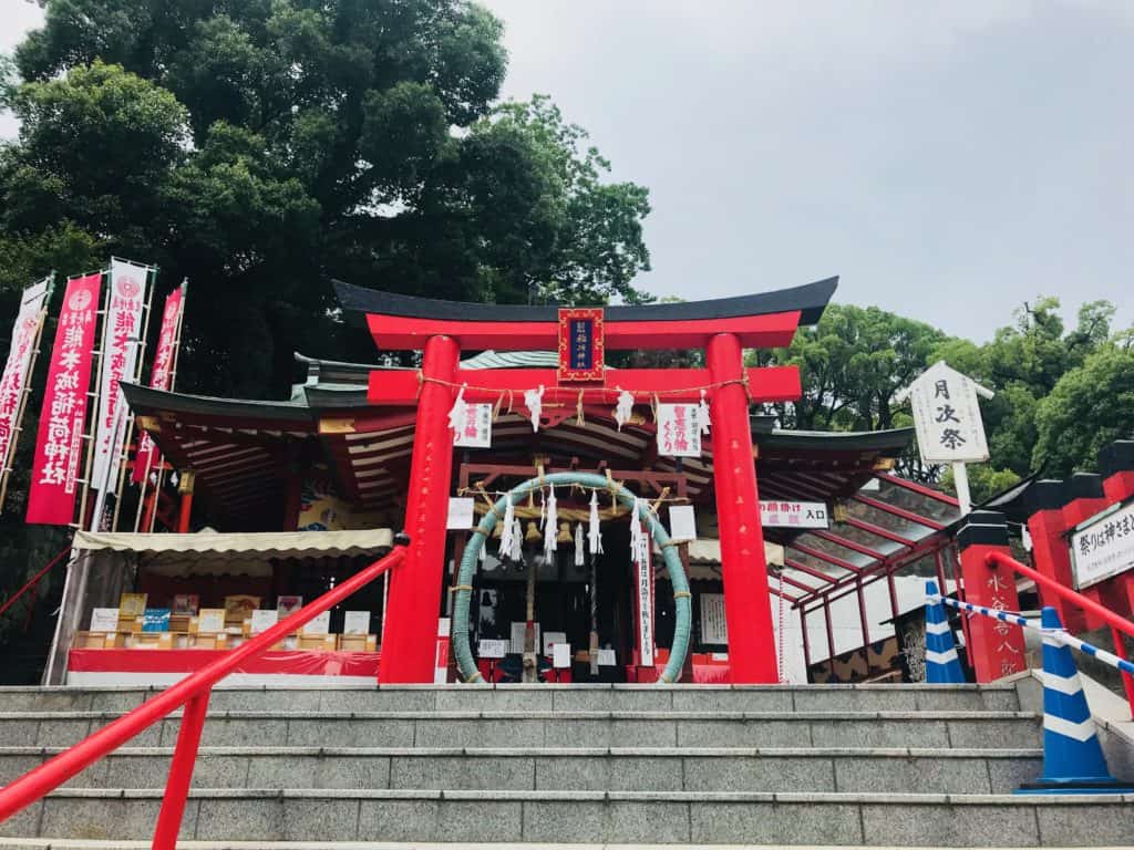 ศาลเจ้า Kumamoto Inari Shrine อยู่ด้านหน้าทางเข้าปราสาท