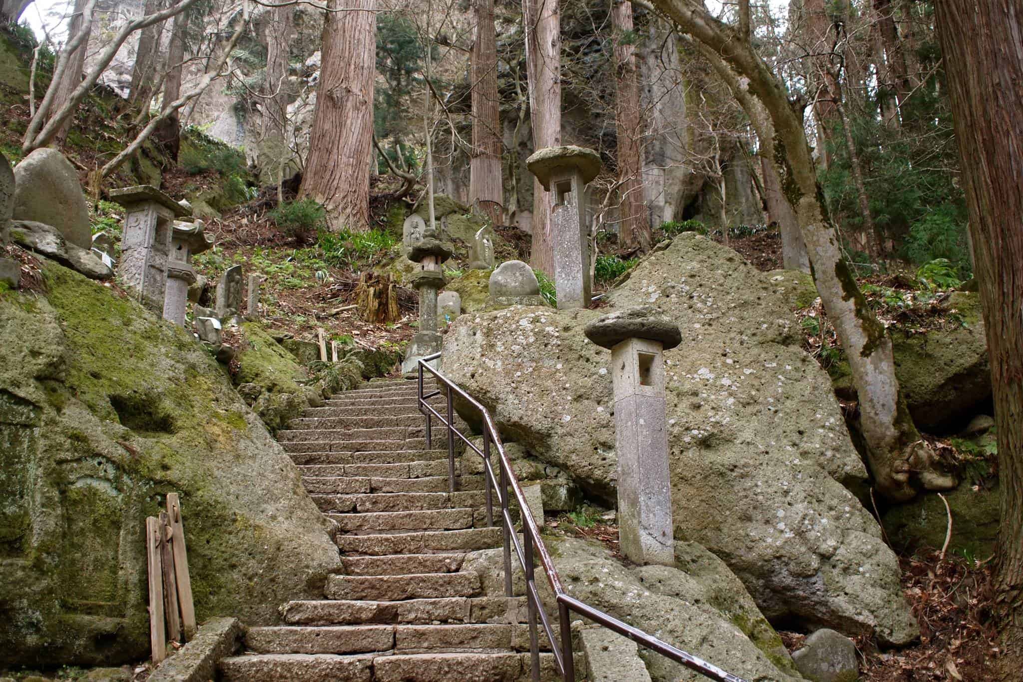 กว่าจะถึงตัววัด Yamadera Temple ต้องเดินขึ้นบันไดหินกว่า 1,000 ขั้น