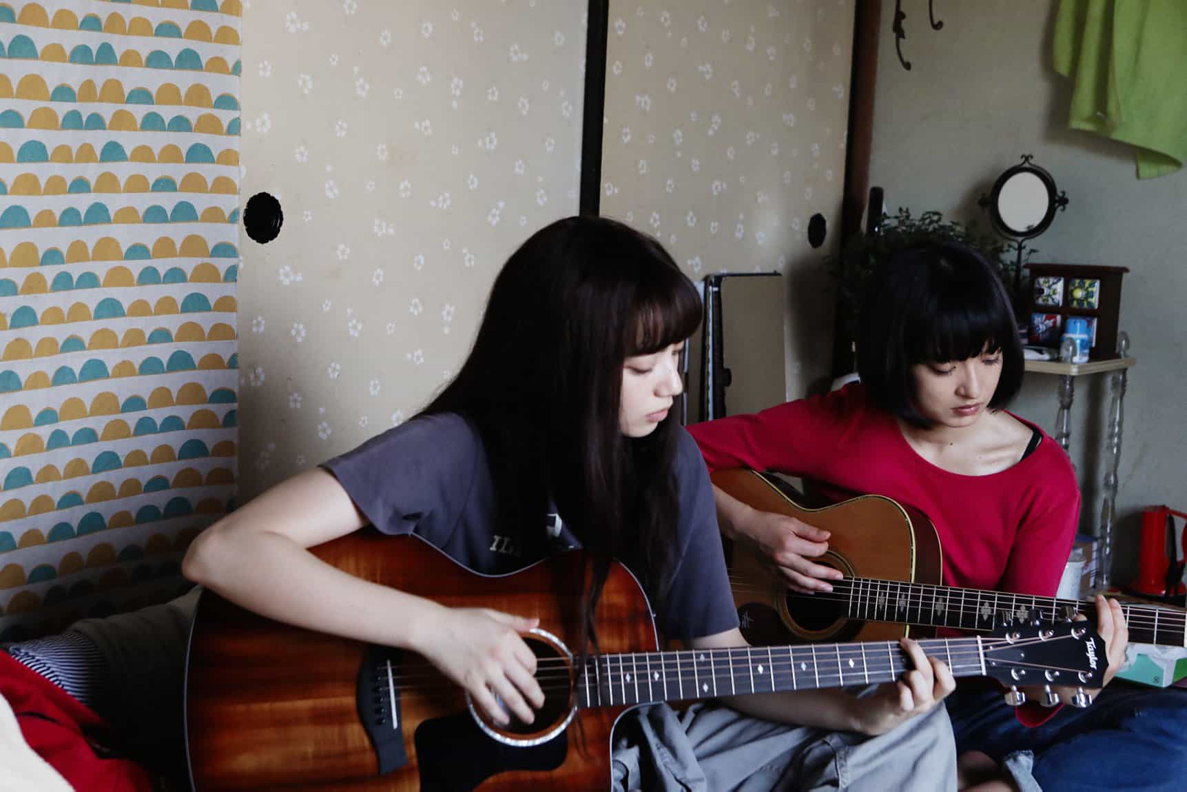 คาโดวากิ มุกิ และ โคมัตสึ นานะ ในภาพยนตร์ Farewell Song