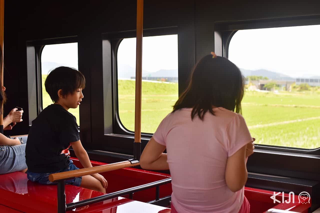 JR East Pass Tohoku Area - เด็กๆ แช่เท้าในบ่อออนเซ็นบนรถไฟ Joyful Train (Toreiyu Tsubasa)
