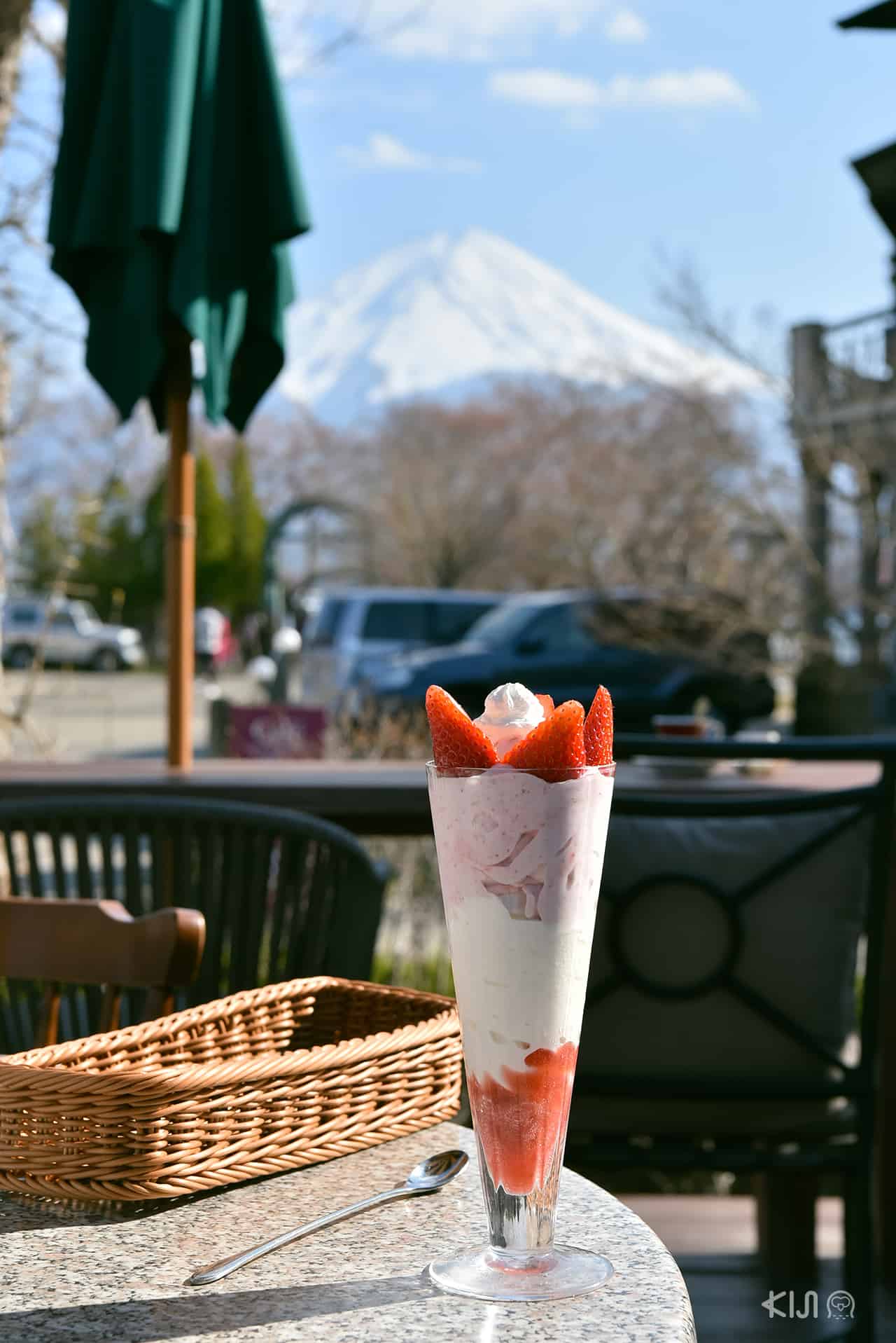 Strawberry Parfait at Olsson’s Strawberry Cafe คาเฟ่ริมทะเลสาบ Kawaguchiko