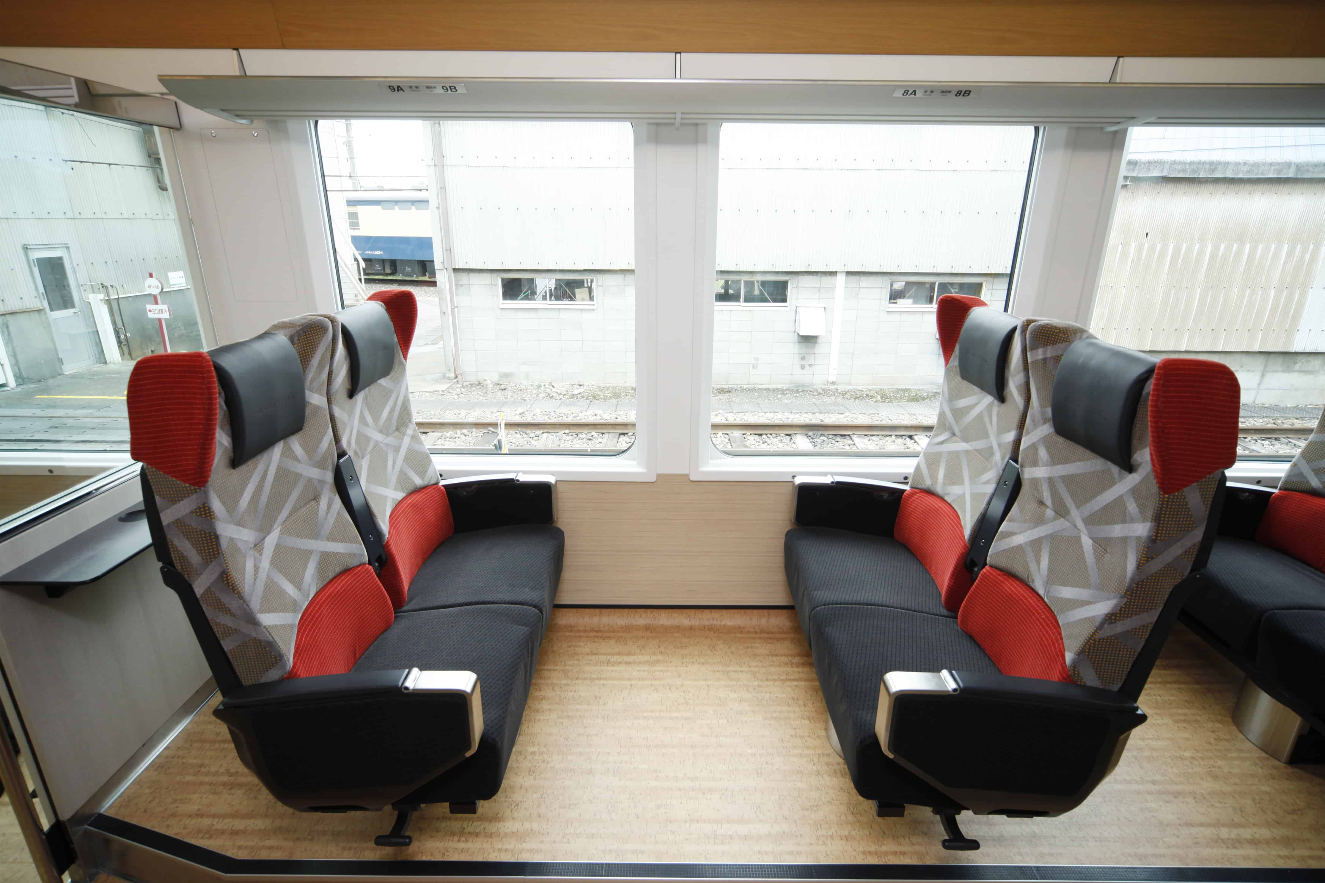 นั่งรถไฟ JOYFUL TRAIN เที่ยวญี่ปุ่น