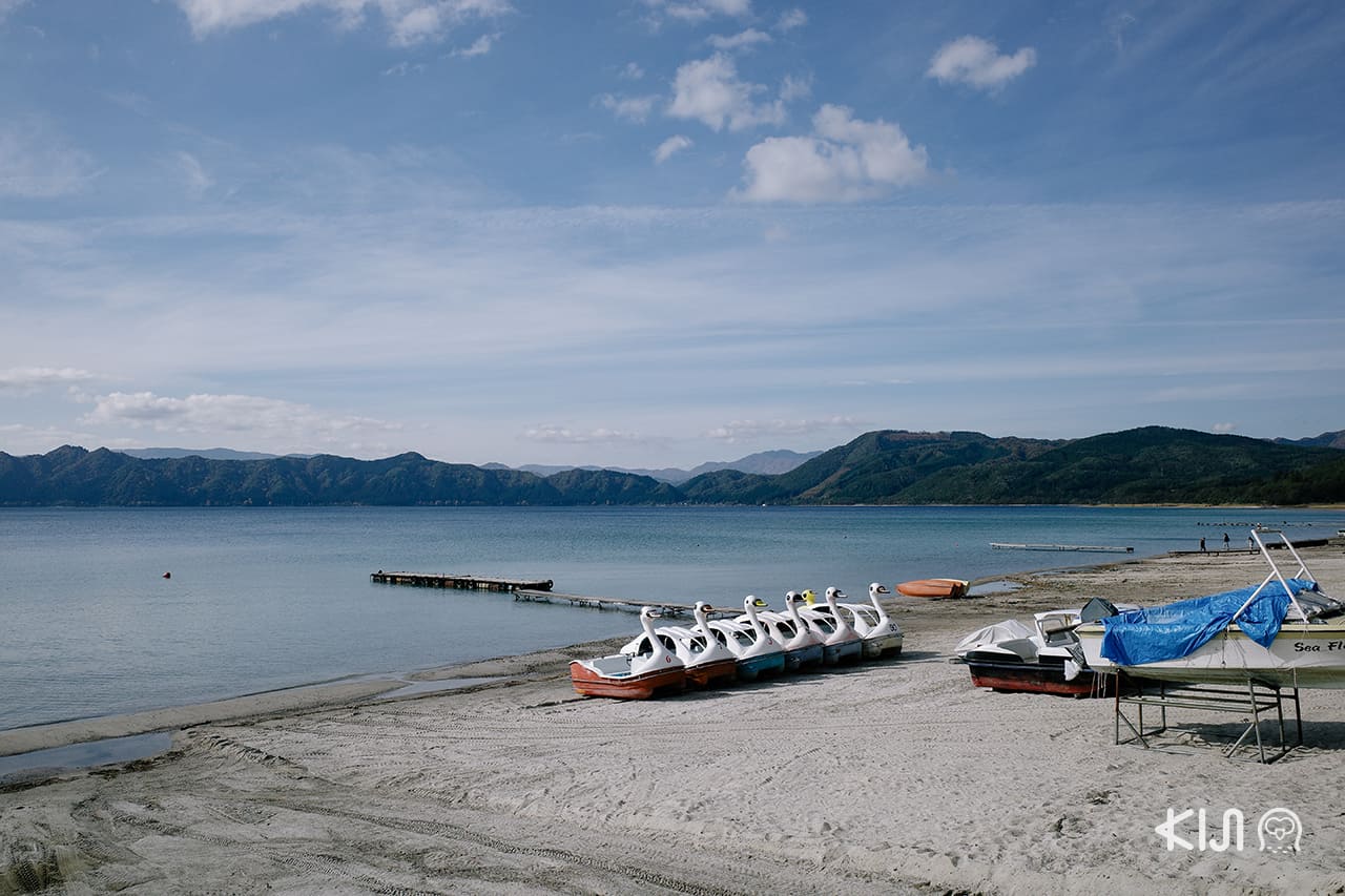 ทะเลสาบทาซาวะ บริเวณใกล้ๆ กับท่าเรือ Shirahama มีจุดให้เช่าเรือเป็ดด้วย