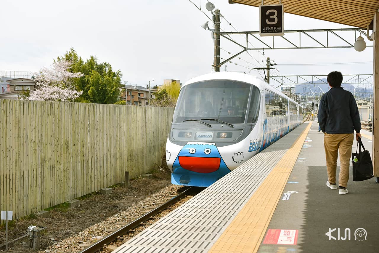 ขบวน Fujisan Express ที่วิ่งในเส้นทางรถไฟสายฟูจิคิวโค