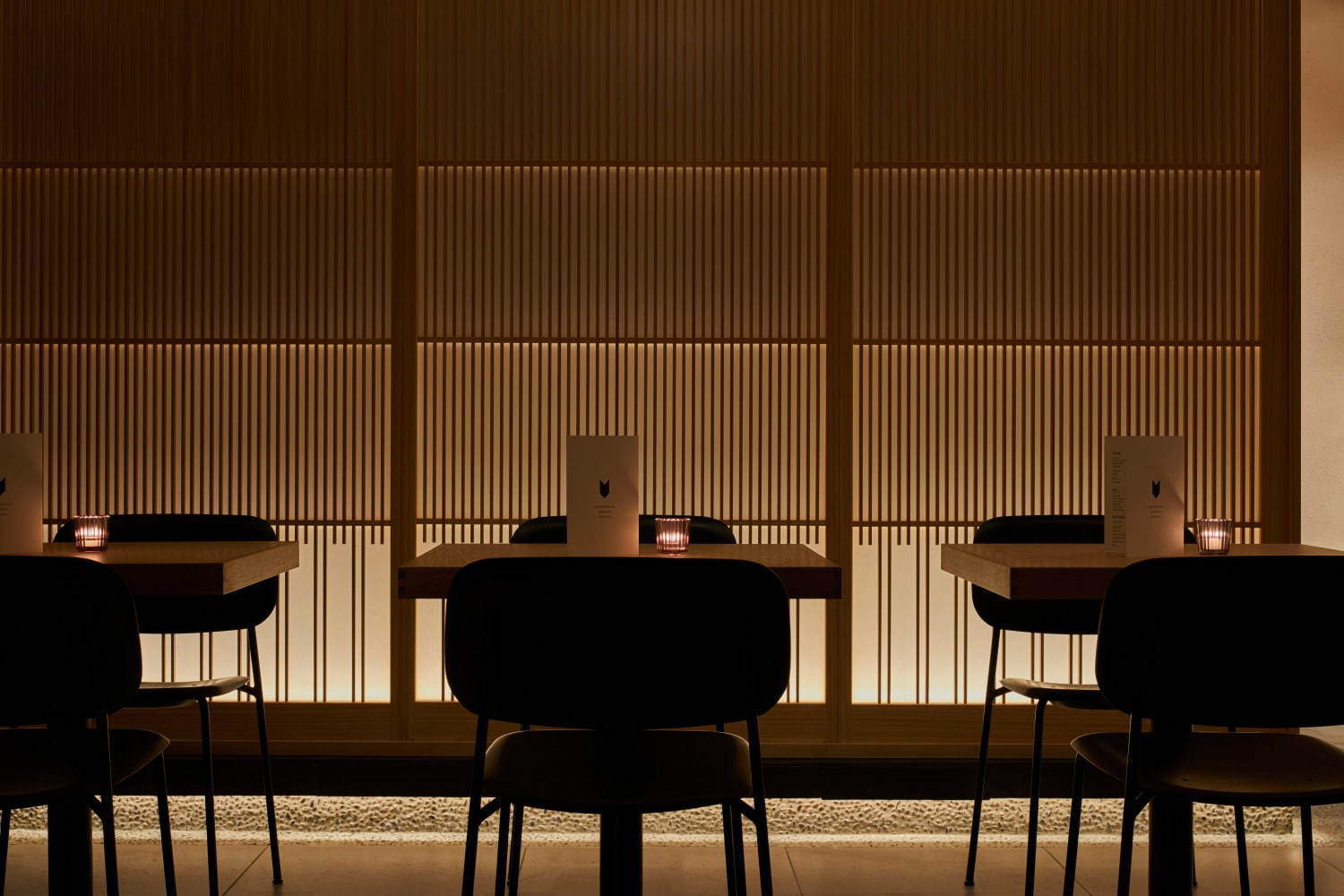 CAFE KITSUNE Aoyama การตกแต่งภายในได้รับการออกแบบโดยคุโรกิ มาซายะ (Masaya Kuroki) สถาปนิกชาวญี่ปุ่น และเป็นผู้ร่วมก่อตั้ง MAISON KITSUNÉ 