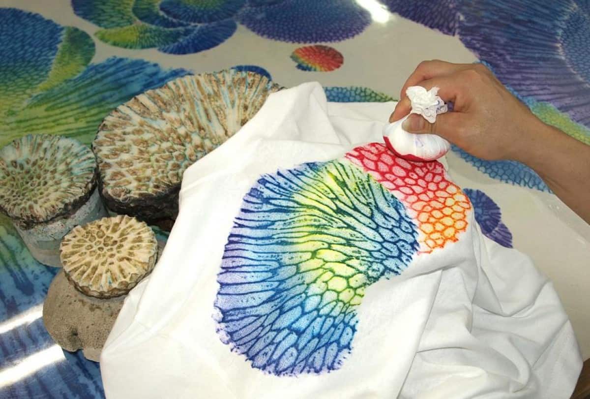 5 กิจกรรม ใน โอกินาว่า - เรียนย้อมผ้าปะการังสไตล์ชุริ ริวเซน (Shuri Ryusen Coral Dyeing)