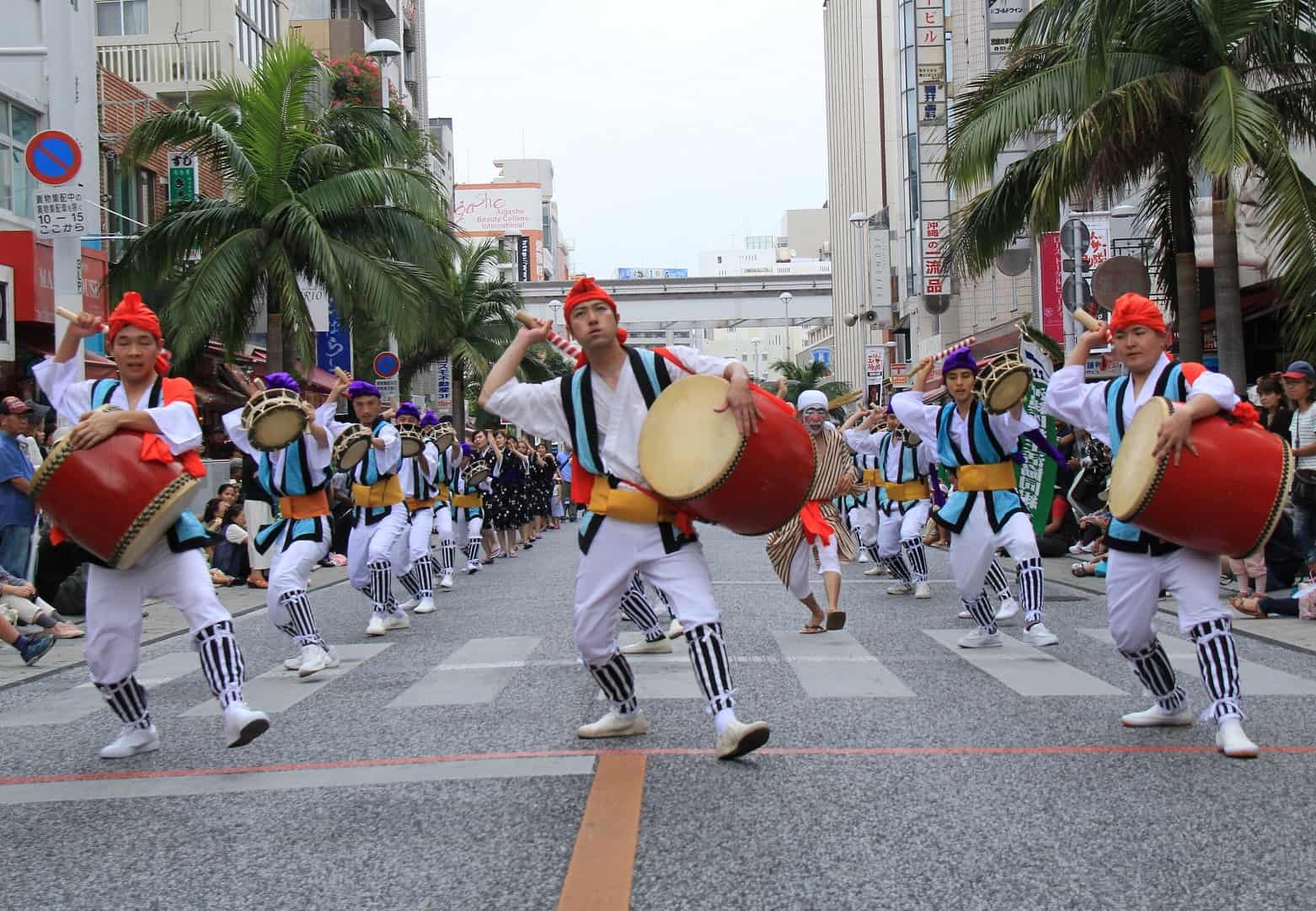5 กิจกรรม ใน โอกินาว่า - ชมขบวนเหรดเอซาสุดยิ่งใหญ่ (10,000 Eisa Dancers Parade)