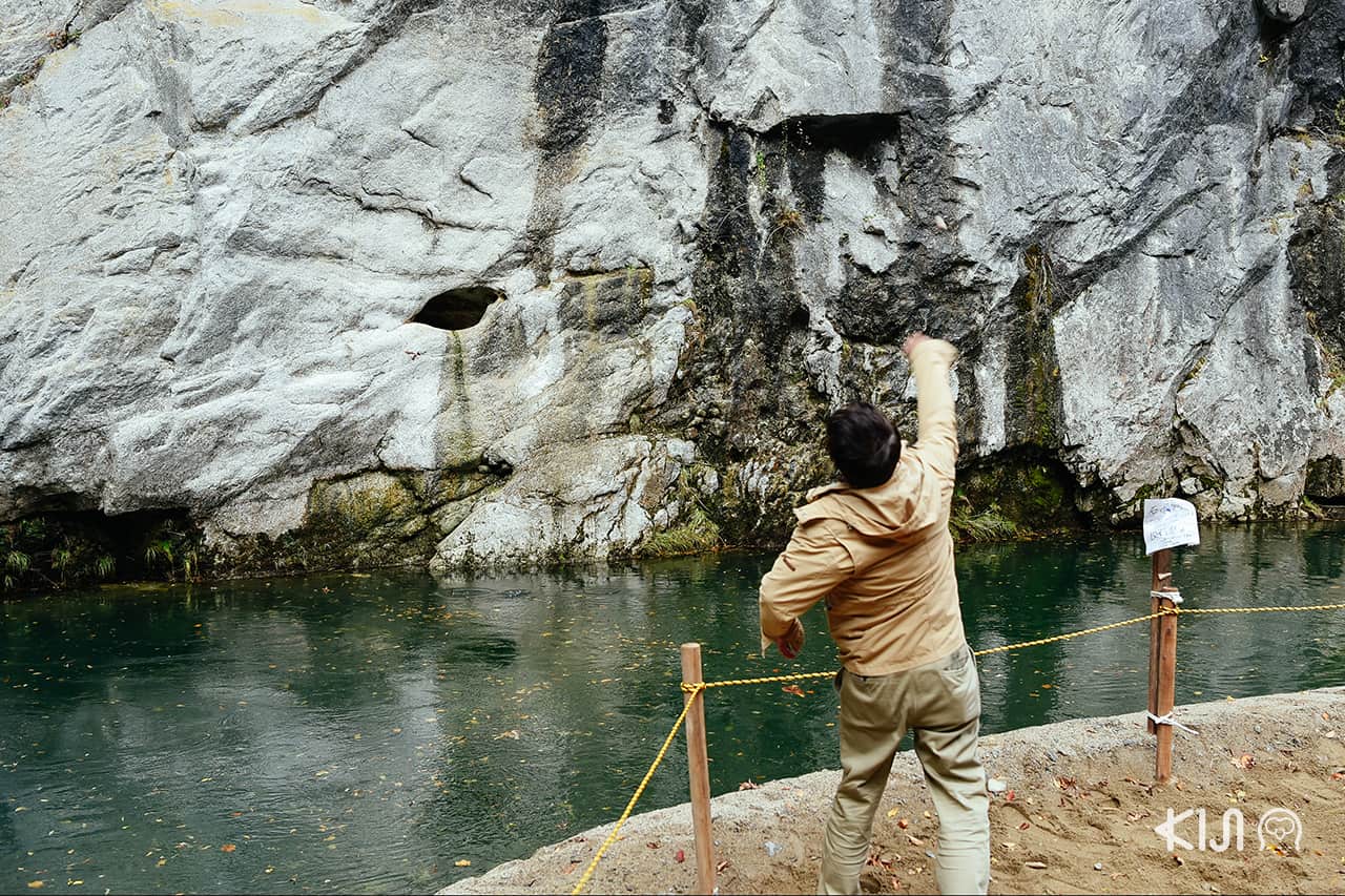 โยนหินเสี่ยงทายเผื่อให้คำอธิษฐานเป็นจริงที่ หุบเขาเกบิเค (Geibikei Gorge) จ.อิวาเตะ (Iwate)
