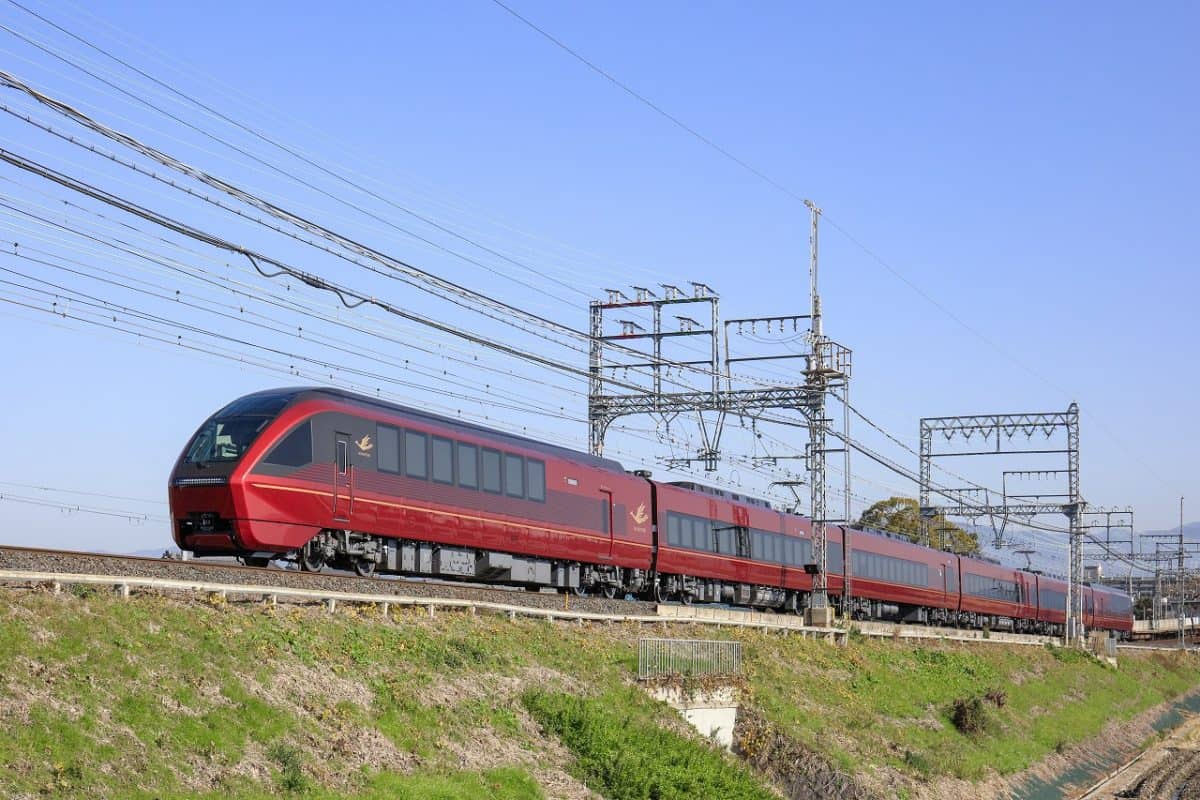 รถไฟด่วนฮิโนโทริ (Hinotori Train) เปืดให้บริการในเส้นทางจากโอซาก้าไปนาโกย่า