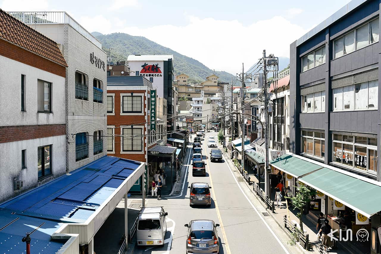 ถนนหน้าสถานี Hakone Yumoto ที่เที่ยวฮาโกเน่ สำหรับซื้อของฝากหรือหาร้านอาหาร 