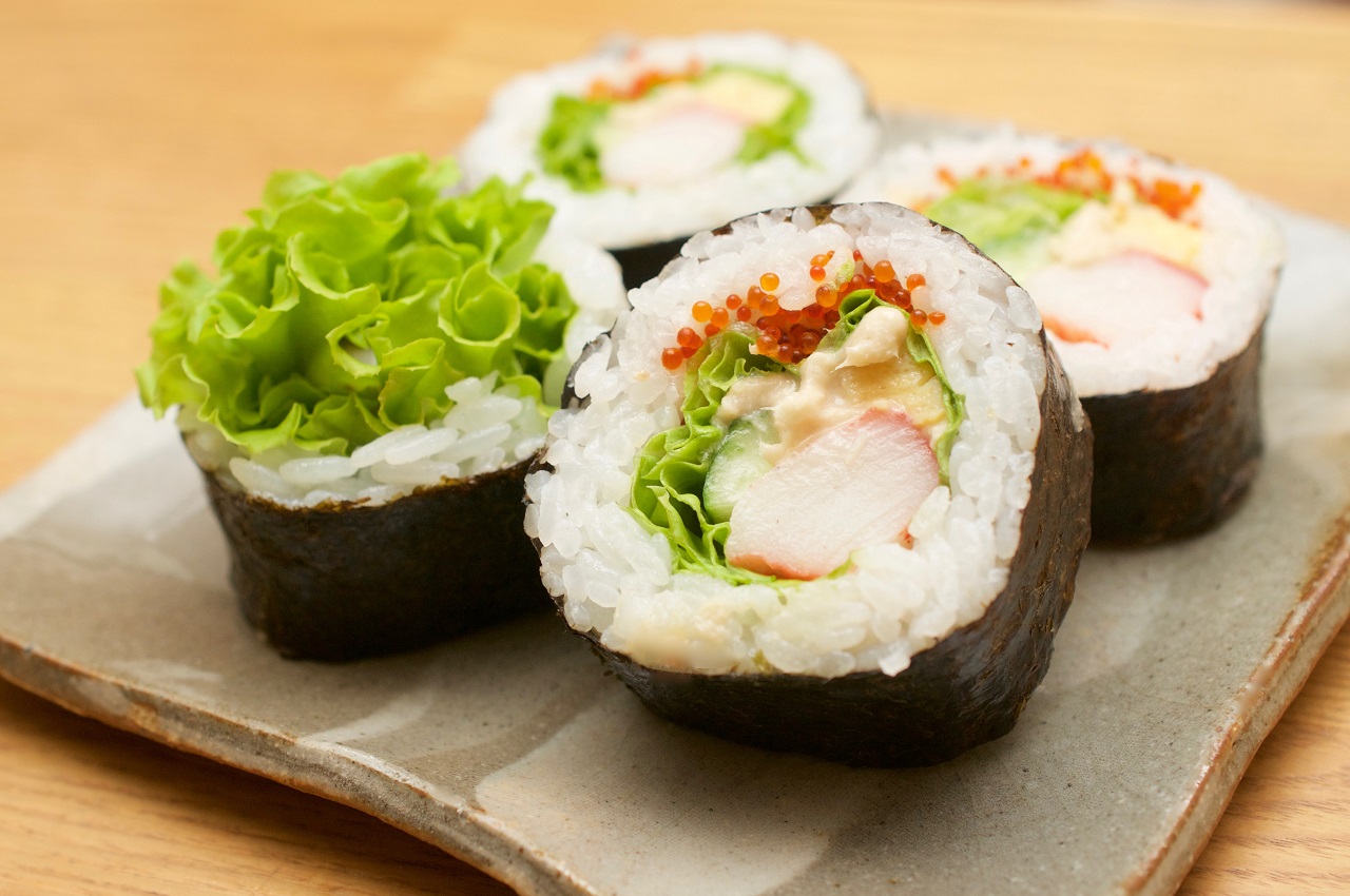 อาหาร จังหวัดมิยาซากิ : ข้าวห่อสาหร่ายผักกาดหอม (Lettuce Maki)