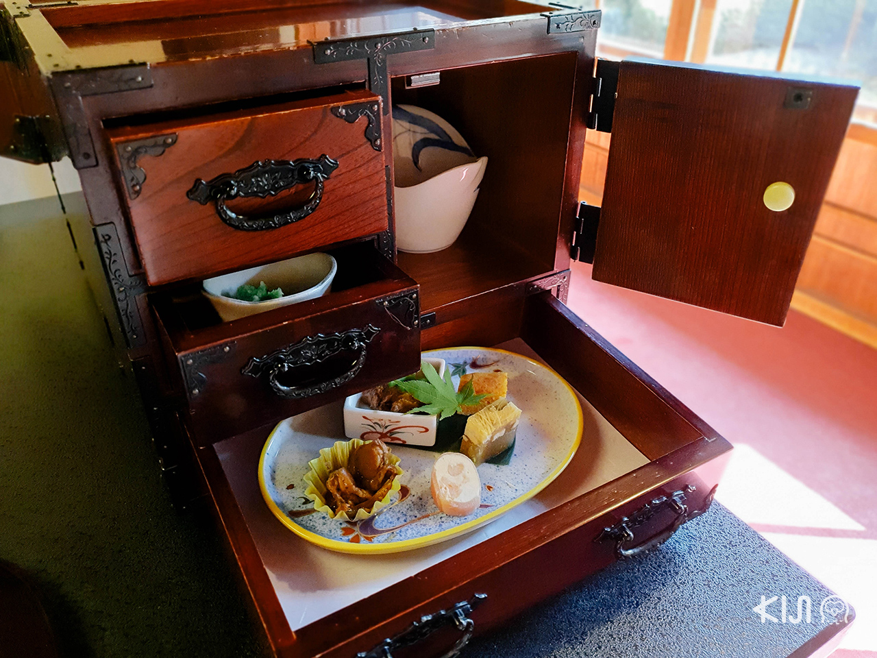 ทริปฤดู ใบไม้เปลี่ยนสี ใน โทโฮคุ : อาหารกลางวัน Sendai Tansu Ryori