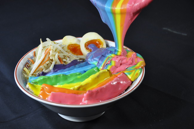 Happy Rainbow Ramen ราเมนสายรุ้งจากร้าน Dosanko ในญี่ปุ่น